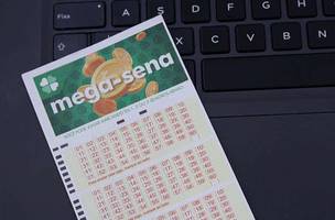Mega-Sena pode pagar R$ 42 milhões neste sábado (15) (Foto: -)