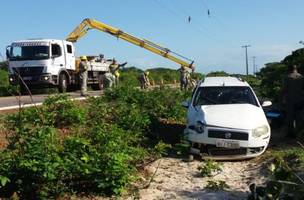 Veículo bate em poste e deixa uma pessoa ferida no litoral do Piauí (Foto: -)