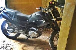 Polícia recupera moto roubada em casa abandonada em Luís Correia (Foto: -)