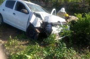 Motorista perde controle de carro e colide com poste no litoral do Piauí (Foto: -)
