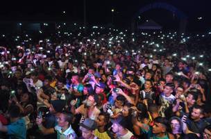 Show de Zeca Bota Bom reúne uma multidão no aniversário de Lagoa do Barro do PI (Foto: -)