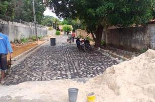 Mais de R$ 300 mil estão sendo investidos em pavimentação no Pedra Mole (Foto: -)