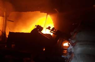 Incêndio atinge parte de empresa de reciclagem na zona Sul da cidade (Foto: -)
