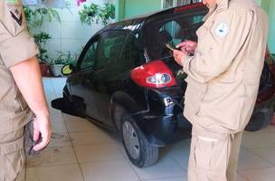 Piso de garagem cede e ‘engole’ carro na zona Norte de Teresina (Foto: -)