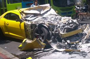 Camaro bate em ônibus e pega fogo na zona Leste de Teresina (Foto: -)