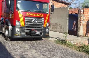 Incêndio provocado por curto-circuito em ventilador destrói residência na zona Sul (Foto: -)