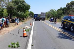 Idosa morre em colisão entre motocicleta e caminhão na BR-343 (Foto: -)