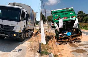 Agespisa nega denúncia de acidente com caminhão de lixo em buraco (Foto: -)