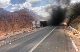 Motorista morre carbonizado depois de carreta tombar e pegar fogo na BR 316 (Foto: -)
