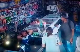 Ladrão beija velhinha durante assalto a comércio no Piauí (Foto: -)