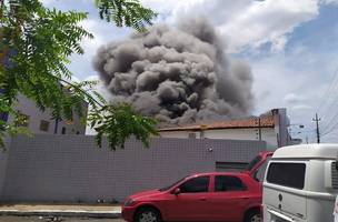 Incêndio de grandes proporções atinge lanchonete. Carro-pipa foi acionado para conter as chamas (Foto: -)