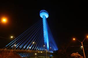 Ponte Estaiada recebe iluminação especial do Novembro Azul (Foto: -)