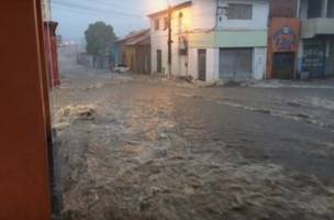 Forte chuva causa alagamentos e transtornos no município de Floriano (Foto: -)