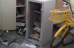 Assaltantes explodem cofre de agência dos Correios e estouram pneus de viatura da polícia no Piauí (Foto: -)