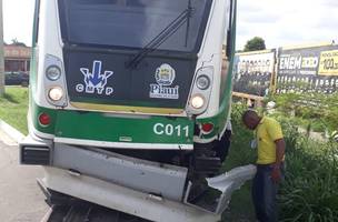 Veículo invade preferencial e colide com VLT na zona Sul de Teresina (Foto: -)