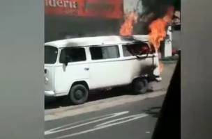 Carro pega fogo na zona Leste de Teresina; assista ao vídeo! (Foto: -)