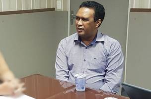 Prefeito é acusado de fugir de oficial de justiça para não receber intimação (Foto: -)