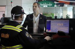 Juan Guaidó é agredido por apoiadores de Maduro ao retornar à Venezuela (Foto: -)