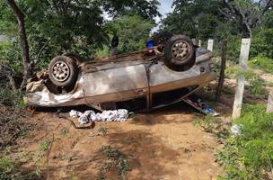 Veículo capota e deixa quatro pessoas feridas na BR 343 (Foto: -)