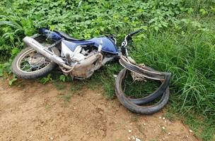Grave acidente entre carro e motocicleta deixa uma pessoa morta e outra ferida no Piauí (Foto: -)