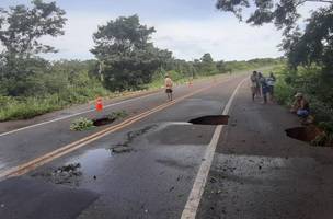 Devido abertura de crateras, Polícia Rodoviária Federal interdita totalmente a BR 343 (Foto: -)