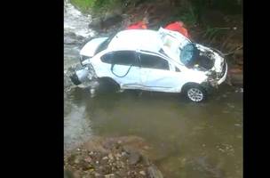 Mulher morre afogada ao ter carro arrastado por correnteza durante chuva (Foto: -)