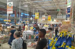 Coronavírus: teresinenses lotam supermercados para estocar alimentos (Foto: -)