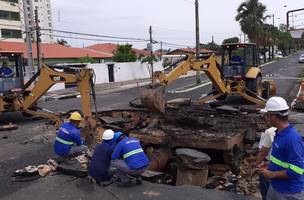 Rompimento de adutora deixa bairros da zona Leste sem abastecimento de água (Foto: -)