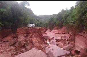 Forte chuva arrasta carros e forma crateras em trechos da PI-392 (Foto: -)