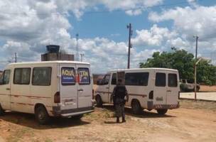 Polícia apreende vans que descumprem decreto de viagens intermunicipais no Piauí (Foto: -)