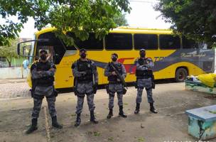 Polícia Militar apreende ônibus clandestino em São Raimundo Nonato (Foto: -)