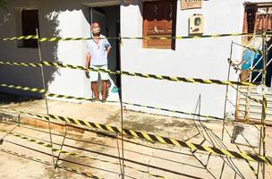 Idoso de 89 anos isola casa com fitas para evitar visitas e contaminação por coronavírus (Foto: -)