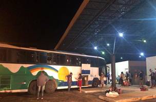 Inteligência da Polícia Militar intercepta e apreende ônibus clandestino lotado de passageiros que vinham de São Paulo (Foto: -)