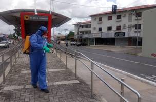 Equipes atuam na sanitização de ônibus em Teresina; sistema atenderá apenas trabalhadores de serviços essenciais (Foto: -)