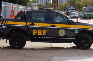 Caminhão carregado de soja tomba e deixa uma pessoa ferida na BR 343 (Foto: -)