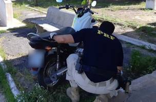 PRF apreende adolescente com motocicleta roubada no interior do Piauí (Foto: -)