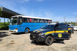 Em combate ao coronavírus, PRF intercepta ônibus que vinha de São Paulo na BR-343 (Foto: -)