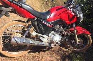 Polícia apreende motocicleta roubada e arma de fogo em barreira sanitária (Foto: -)