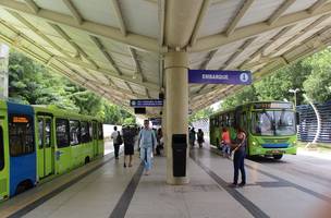 Ônibus voltam a circular nesta quarta-feira com frota reduzida depois de decisão da Justiça (Foto: -)