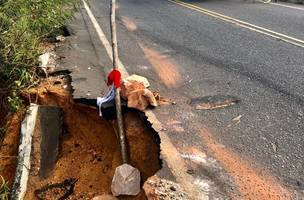 Erosão ameaça trânsito na BR-324 nas proximidades de São Raimundo Nonato (Foto: -)