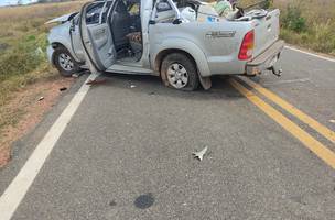 Cinco pessoas ficam feridas depois de carro capotar várias vezes na BR 135 (Foto: -)
