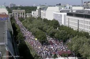 Manifestantes em Berlim protestam contra medidas do governo durante a pandemia (Foto: -)
