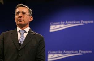 Justiça da Colômbia determina prisão de ex-presidente Álvaro Uribe (Foto: -)