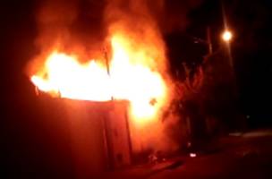 Incêndio atinge casa no Residencial Eduardo Costa; assista ao vídeo (Foto: -)