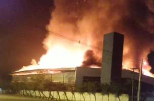 Incêndio de grandes proporções atinge depósito de distribuidora em Teresina (Foto: -)