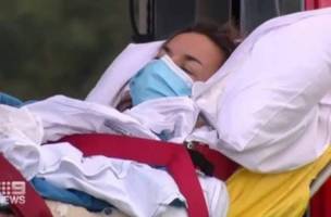Surfista bate em tubarão branco para salvar esposa de ataque (Foto: -)
