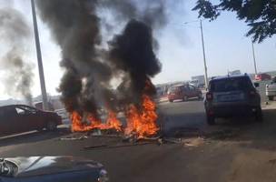 Moradores fecham avenida em protesto contra operação de combate a ligações clandestinas (Foto: -)