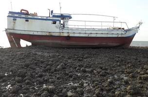 Embarcação abandonada é encontrada no litoral com carga de cigarros; PF é acionada (Foto: -)