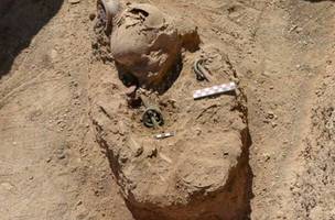 Esqueleto infantil com 2,7 mil anos é encontrado usando pulseiras de dragão (Foto: -)