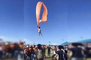 Criança fica presa pelo pescoço em pipa e voa descontroladamente (Foto: -)